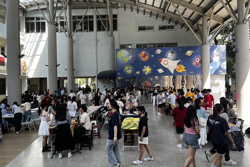南大社團博覽會現場熱鬧非凡，吸引新生齊聚體驗校園多彩生活