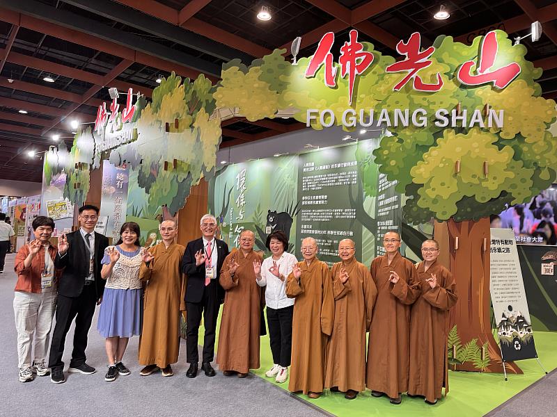 南華大學榮獲永續雙金肯定，高俊雄校長（左5）與葉月嬌副校長（左3）於「亞太永續博覽會」佛光山展示攤位與《人間福報》社長妙熙法師（左4）、業務發展部暨發行部總經理陳立夫（左2）、台北道場住持暨香積團榮譽總團長滿謙法師（中）、佛光山文化院院長依空法師（右4）及嘉義市黃敏惠市長（右5）合影。
