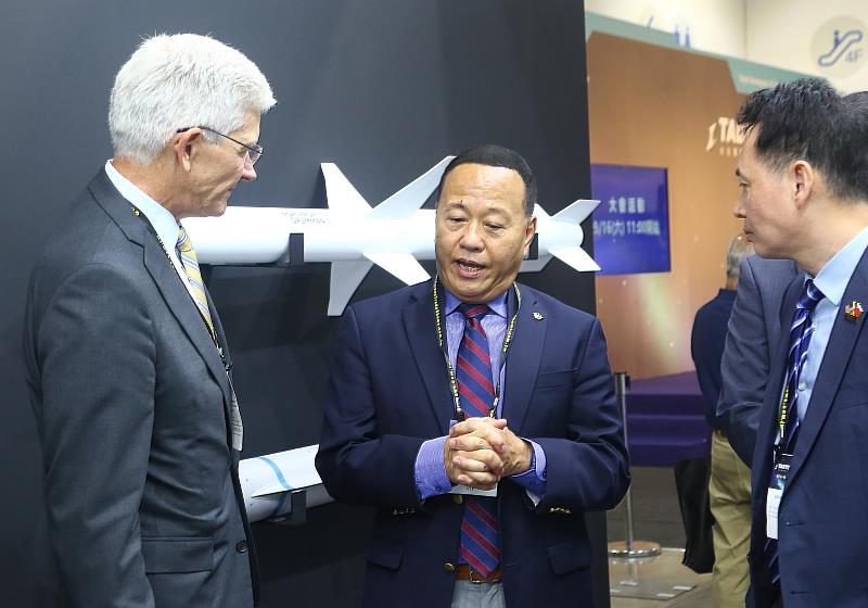 上屆（2023）展會現場，臺灣憑藉自主研發與政策推動，持續深化與國際市場鏈結，今年將再度匯聚國內外指標廠商與專業買主，展現國防航太產業的最新研發成果與合作契機。（貿協提供）
