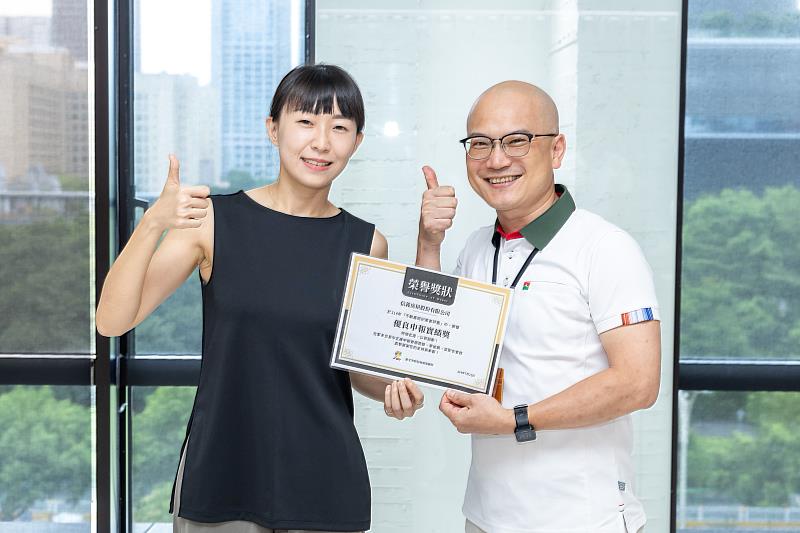 信義房屋業務服務部協理陳世強(右)代表領獎狀。