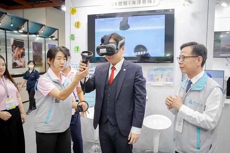 代理市長邱臣遠於新竹館展位進行AR互動體驗