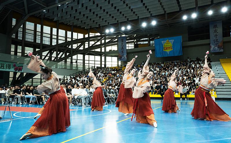 舞蹈系表演的「笄禮舞韻」，全體新鮮人舉起雙手作揖向台上師長行禮，師長則躹躬回禮，透過莊重的成人禮儀式，讓人家認識和牢記作為成年人的責任。