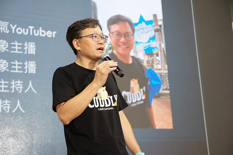 知名氣象主播戴立綱則以活潑熱情主播的風格,分享自己在文化大學求學到工作的十多年歷程。