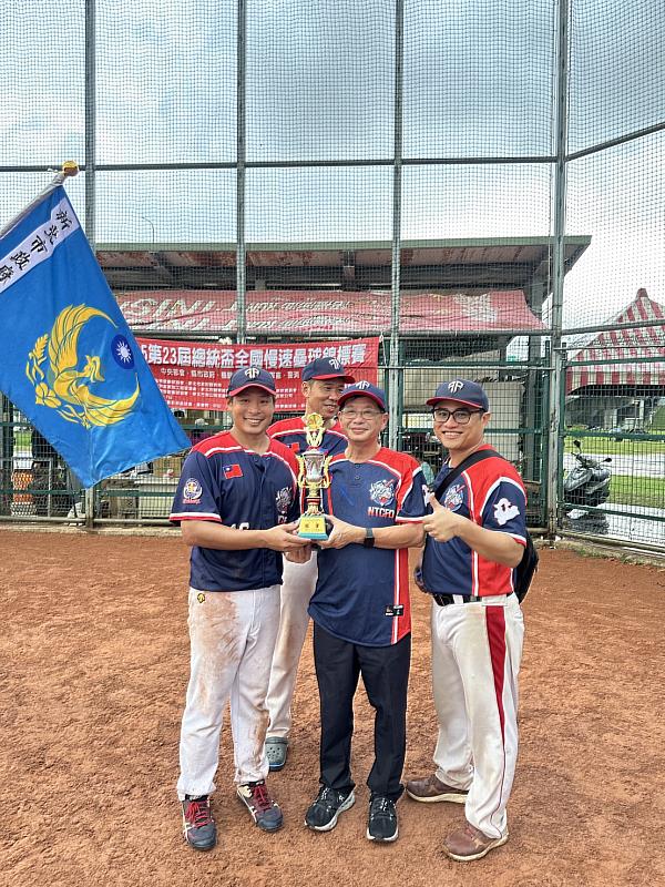 消防局局長陳崇岳（照片中間）、球隊隊長（照片左1：副大隊長陳柏儒）、領隊（照片右1：副大隊長李建霖）、教練（照片後排：橫科分隊長王欣麟）大合照。