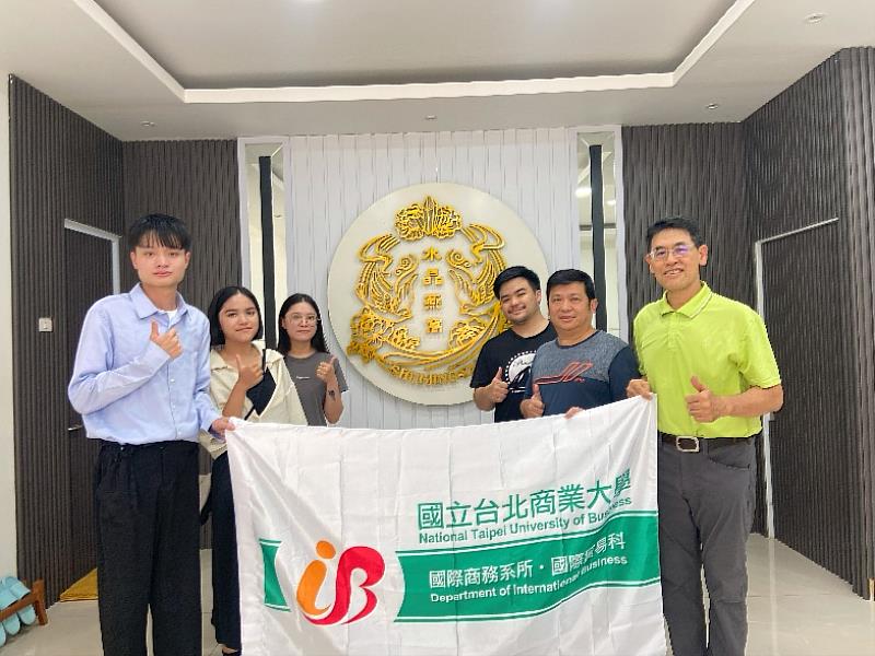 北商大商務系莊家彰老師（右）率領學生赴印尼展開兩個月的實習合作。