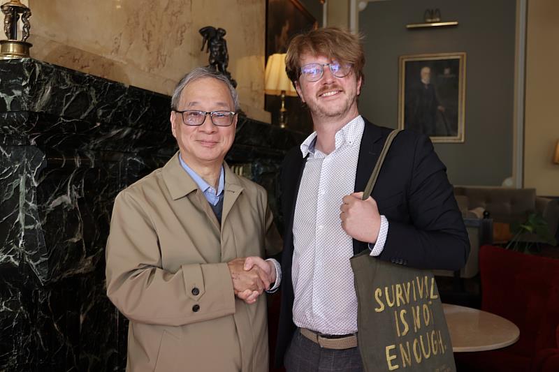 文化部長李遠（左）與中歐最大人權影展「One World國際人權影展」節目總監波什圖爾卡（Tomáš Poštulka，右）會晤，雙方皆期待展開更多人權電影的交流與合作。