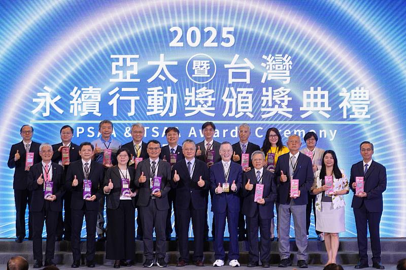 2025亞太暨台灣永續行動獎,獲獎大學合照。照片財團法人台灣永續能源研究基金會提供
