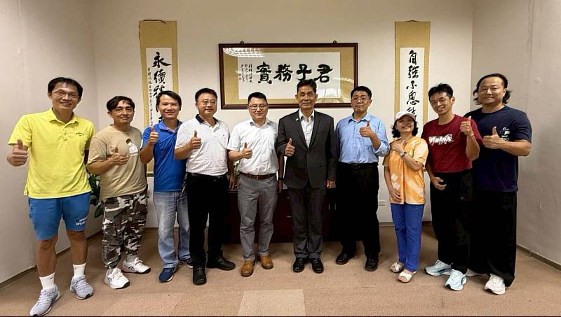 花蓮縣獸醫師公會拜會徐輝明校長合照。獸醫師公會殷宏源理事長（左5）、陳奕成理事（左3）、謝明宗總幹事（左2）花蓮縣政府動植物防疫所周黃得榮所長（左4）東華大學徐輝明校長（右5）、洄瀾學院楊昌斌副院長（左1）、林國華組長（右2）、陳孝夫組長（右1）、企管系陳建男主任（右4）、永續發展中心陳筱華組長（右3）。