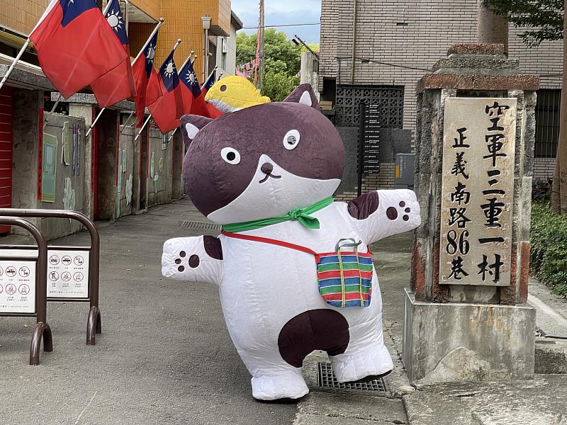 「2025新北市眷村文化節」與人氣插畫角色「阿喵菜市場」合作，創造親切可愛的新角色「小村喵」，以擬人化的貓咪視角，陪伴大家探索眷村文化。