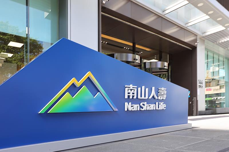 南山人壽積極響應政策與財富管理市場之需求，推出專屬商品─南山人壽御利臻鑽美元利率變動型終身壽險（定期給付型）。