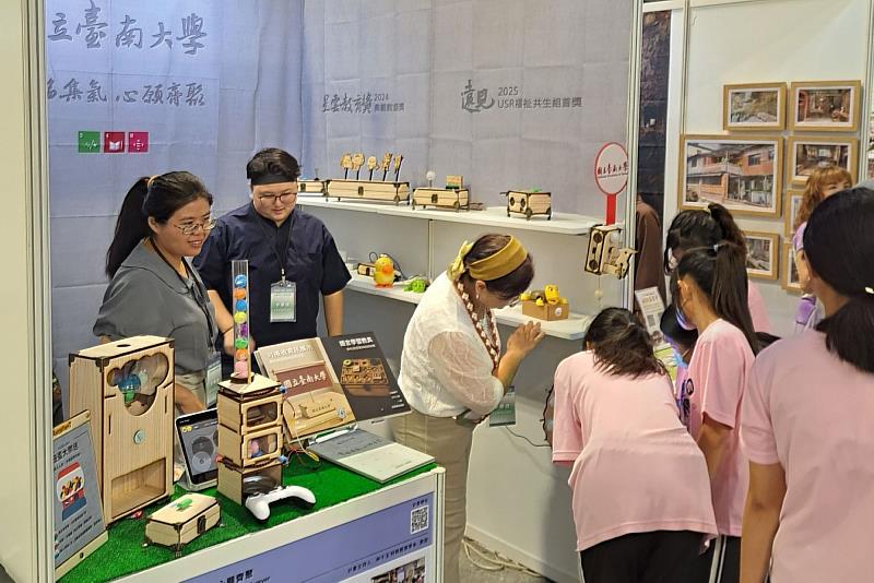 南大展區吸引觀眾體驗自造輔具，『幸福集氣』以實際成果回應教育公平與醫療需求。
