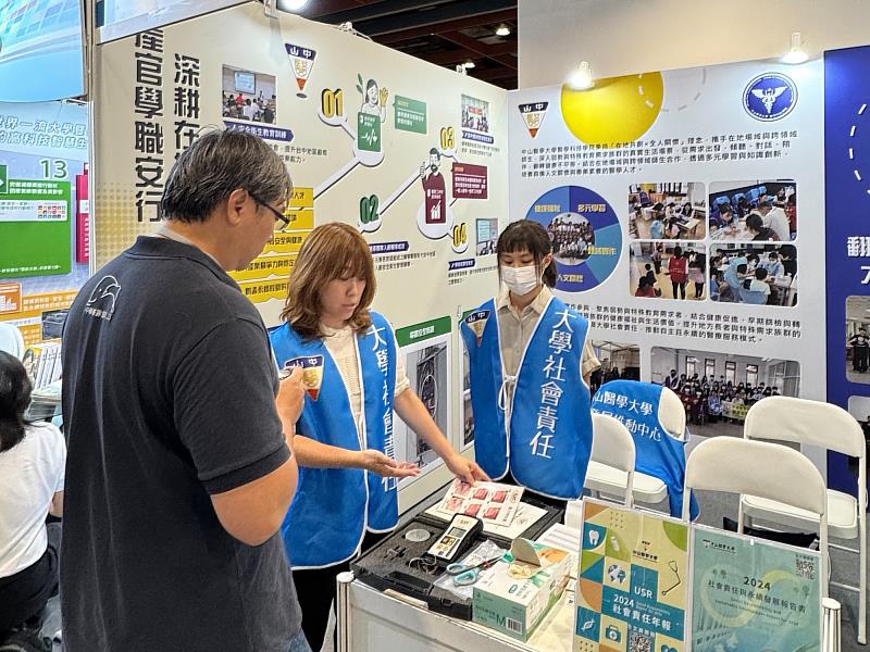中山醫大語聽系主任池育君(中)在展場中向民眾解說舌頭功能跟吞嚥的關聯性。
