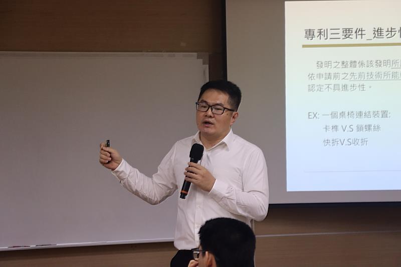 鴻瑞國際專利商標事務所謝坤正智權管理師應邀至南大授課,帶領同學認識專利與商標的核心觀念。