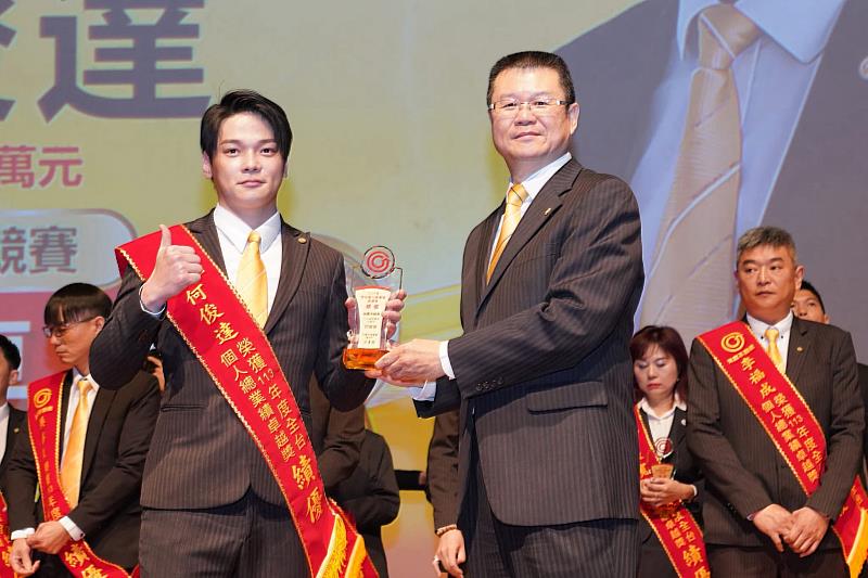 永慶不動產何俊達去年業績突破1300萬，聯賣業績就佔了1000萬元！圖片來源：永慶房產集團