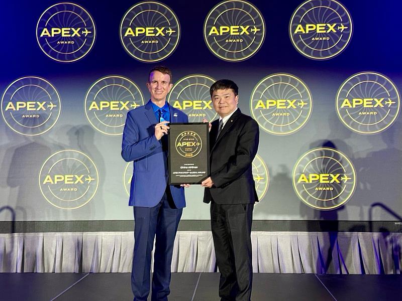 中華航空榮獲 APEX 國際航空乘客體驗協會五星航空獎殊榮,由美洲地區行銷協理張邱驊(右)出席代表受獎,見證蟬連十屆的榮耀時刻。