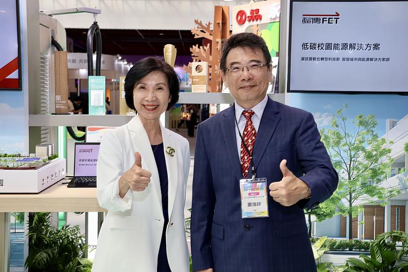 頒獎典禮現場,蕭瑞祥永續長(右)與遠傳電信井琪總經理互道恭喜。淡江大學與遠傳電信強強聯手,共同擘劃「Y2025全雲端智慧校園3.0」計畫。(圖/淡江大學提供)