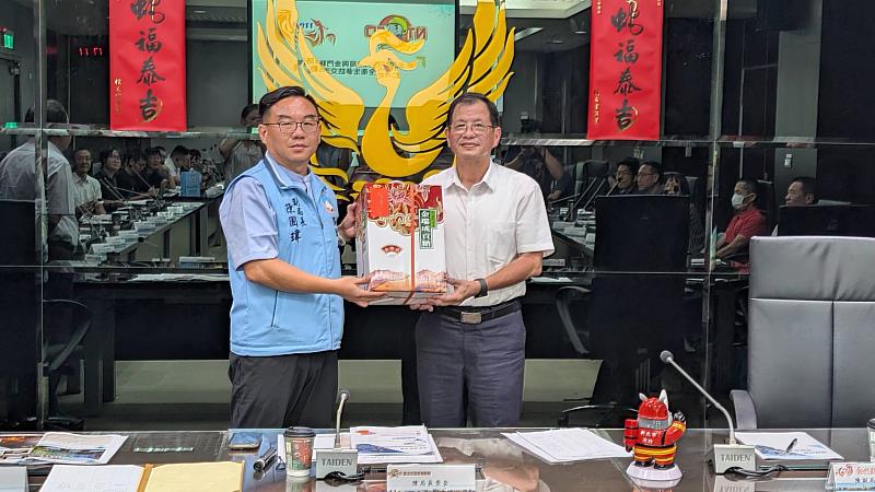 金門縣消防局陳國瑋副局長（左）回贈新北市政府消防局陳崇岳局長（右）禮品