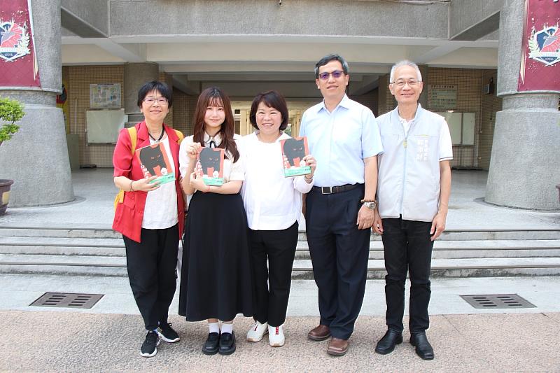 劉子新回母校分享新書