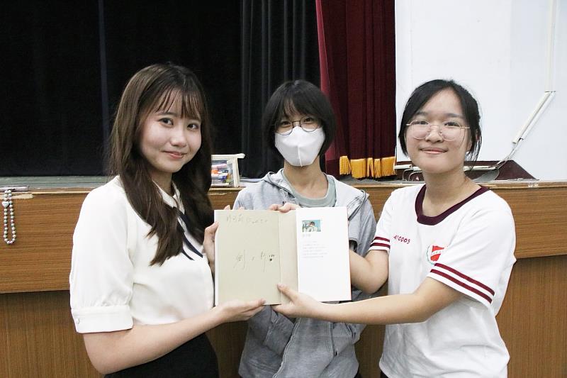 劉子新回母校分享新書