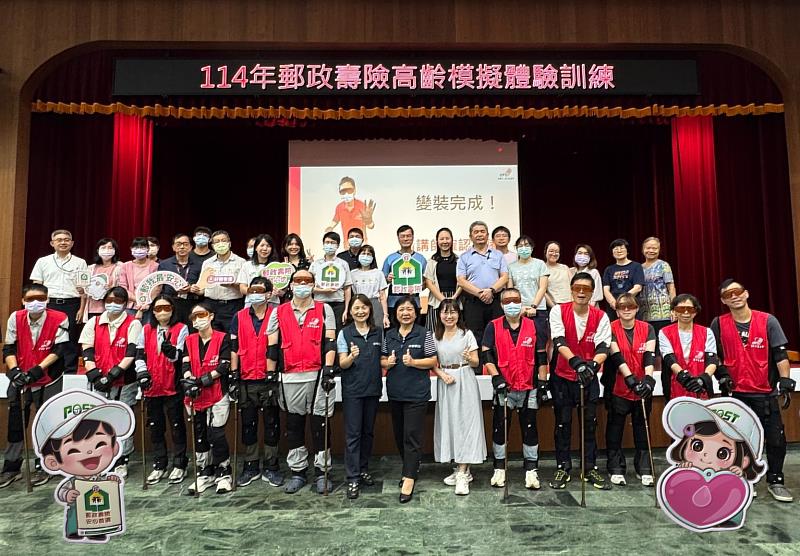 中華郵政公司高階主管帶領同仁透過穿戴模擬設備之沉浸式課程,體驗高齡長者生活不便與挑戰,以培養同理心、提升服務品質,攜手共創高齡友善用郵環境。/ 中華郵政提供