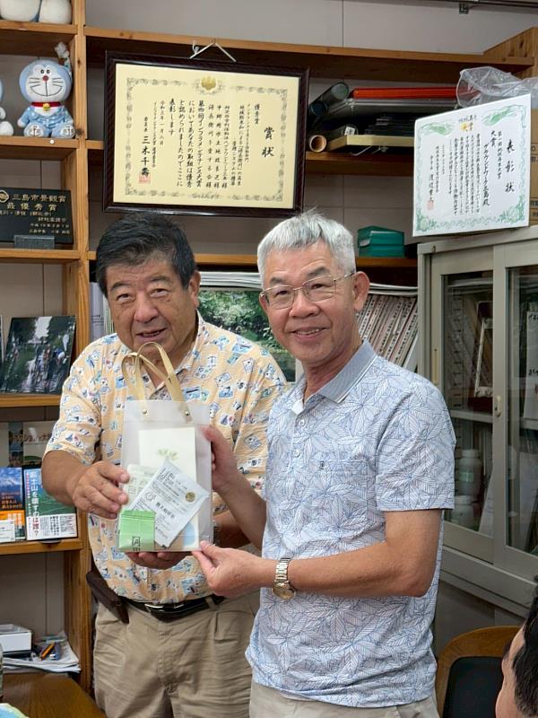 本校水沙連學院江大樹院長致贈暨大自產的咖啡與白茶給予靜岡縣Groundwork三島的渡邊豐博理事