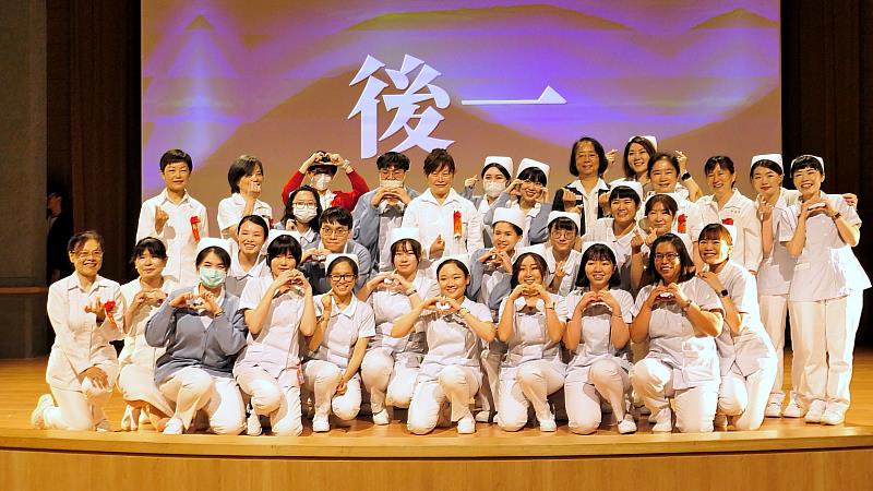 長庚大學護理學系今年應屆畢業生國考成績傳捷報，通過率百分百。圖為護理學系傳光加冠儀式師生合影。
