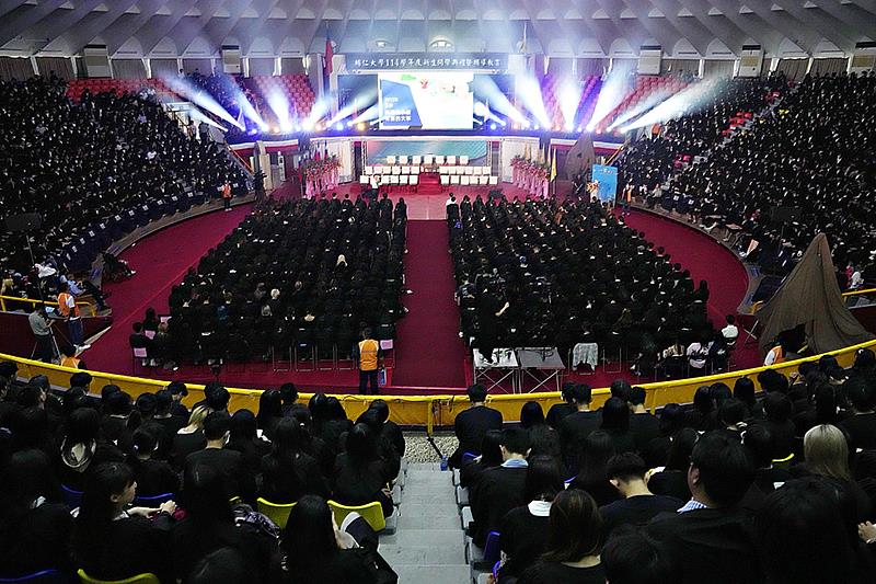 天主教輔仁大學今（12）日舉行114學年度開學典禮，特別的是，在典禮中安排60分鐘的「永續素養課程」，由永續專家藍易振校長親自上課。