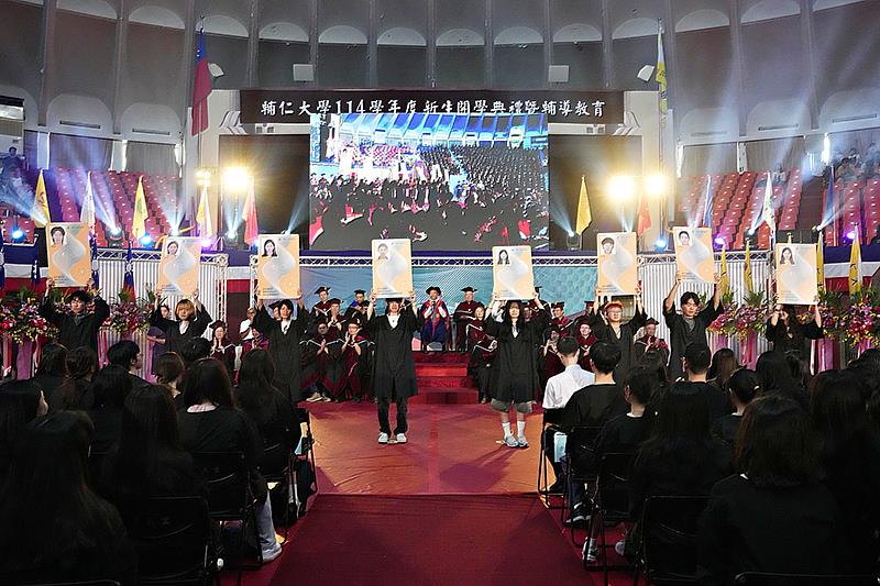 新生代表一同高舉學生證，象徵即將展開全新大學生活。