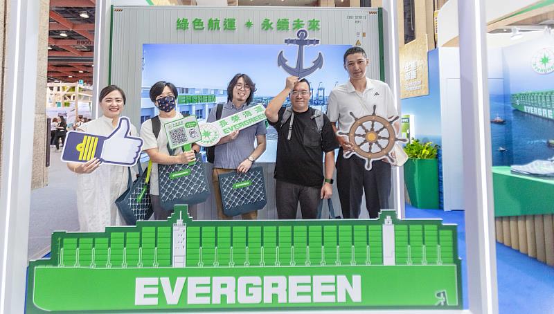 展場中特別設置「綠色航運 永續未來」拍照區，並製作各式手舉牌，供民眾拍照打卡留念。現場民眾開心合影！