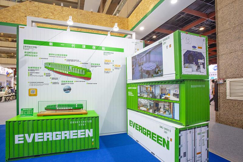 現場也將展示長榮海運最新一代環保貨櫃船的模型與圖片，讓參觀民眾可以近距離了解船舶結構，同時展示設計舒適新穎的住艙照片，讓船員即使身處海上也能擁有如同在家的舒適感受。