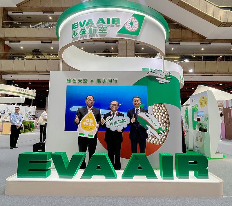 2025亞太永續博覽會於9月11日至13日在台北世貿一館盛大登場，長榮航空孫嘉明總經理（右）邀請交通部陳彥伯政務次長（中）、民航局楊國峯主任秘書（左）參觀長榮航空展區，政務次長也肯定長榮航空在永續領域的付出和努力。