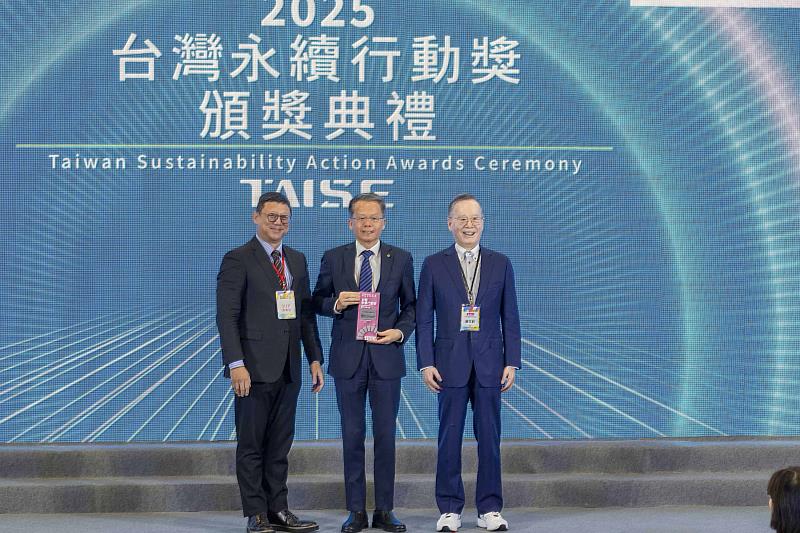 長榮航空榮獲2025《台灣永續行動獎》，孫嘉明總經理（中）親自出席並從經濟部莊銘池主任秘書（左）接下該獎項，由台灣永續能源研究基金會簡又新董事長（右）見證，表揚長榮航空對永續發展的高度重視與實際行動。