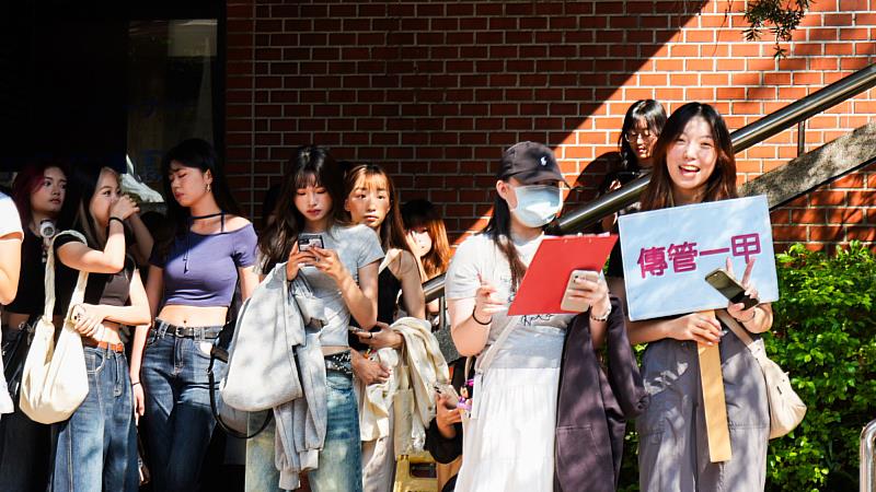 世新大學新生始業式由各系學長姐與系所師長相應，展現溫暖與凝聚力。（世新大學提供）