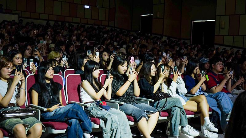 世新大學邀請多位深受年輕世代喜愛的歌手獻唱，給足新生驚喜。（世新大學提供）