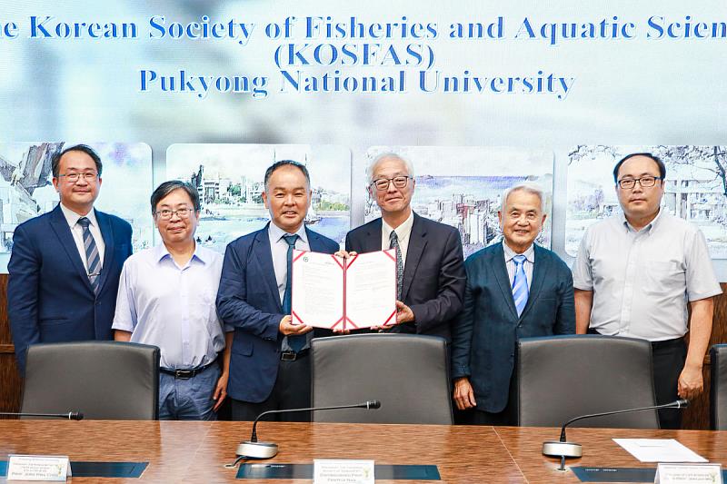 臺韓兩水產學會推動海大與釜慶大學簽署MOA（左至右為范佳銘國際長、龔紘毅教授、韓國水產學會崔正華理事長、冉繁華副校長、吳金洌講座教授及金賢宇教教授）