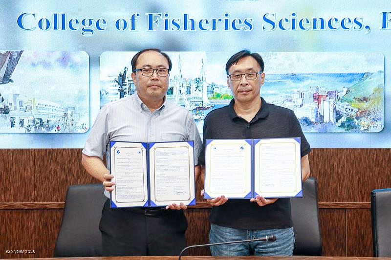 釜慶大學水產科學院金賢宇教授與海大海資院蔡安益院長代表簽署MOA