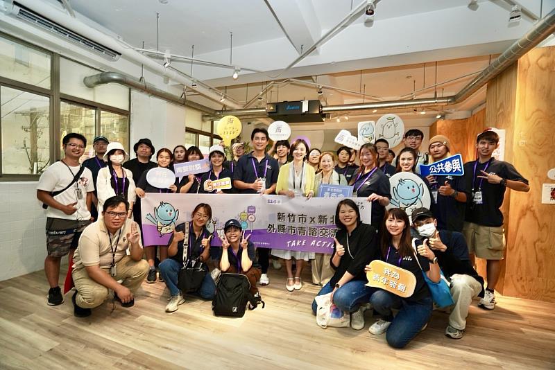 新竹市政府勞工及青年處吳達偉處長帶領新竹市青年委員參訪青創膠囊基地參訪與新北市政府青年局青年團隊大合影