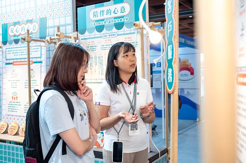 「心意市場」以「心意」諧音「信義」，展區設計融入台灣傳統市場氛圍，並規劃四大主題，分別代表對客戶的心意、對同仁的心意、對社區的心意，以及對環境的心意。