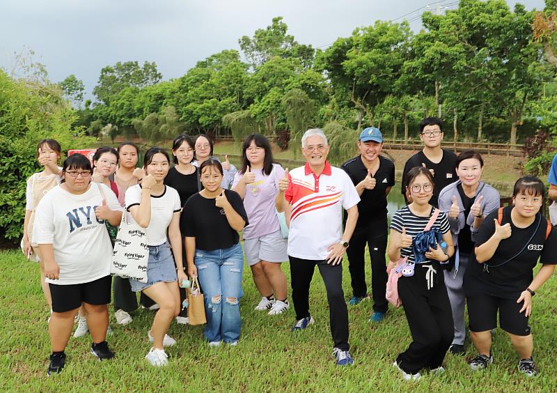 南華大學舉辦迎新系列活動，走訪「橄欖湖」認識校園自然生態，並與高俊雄校長（前排右3）及師長合影。
