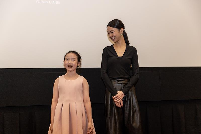 《左撇子女孩》演員葉子綺(左)與馬士媛(右)驚喜現身特映會現場,與觀眾們打招呼。