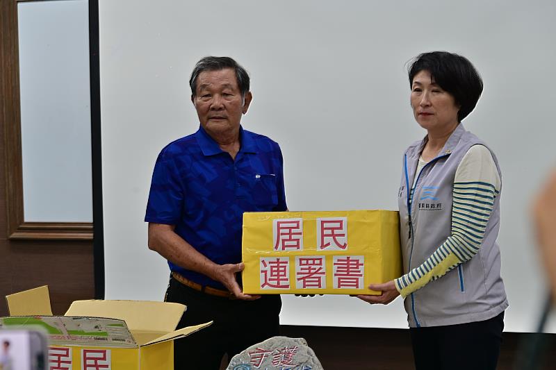 東海岸反風電自救會聯盟遞交連署書 饒慶鈴親自接見 重申不支持未經共識之陸域風力開發案