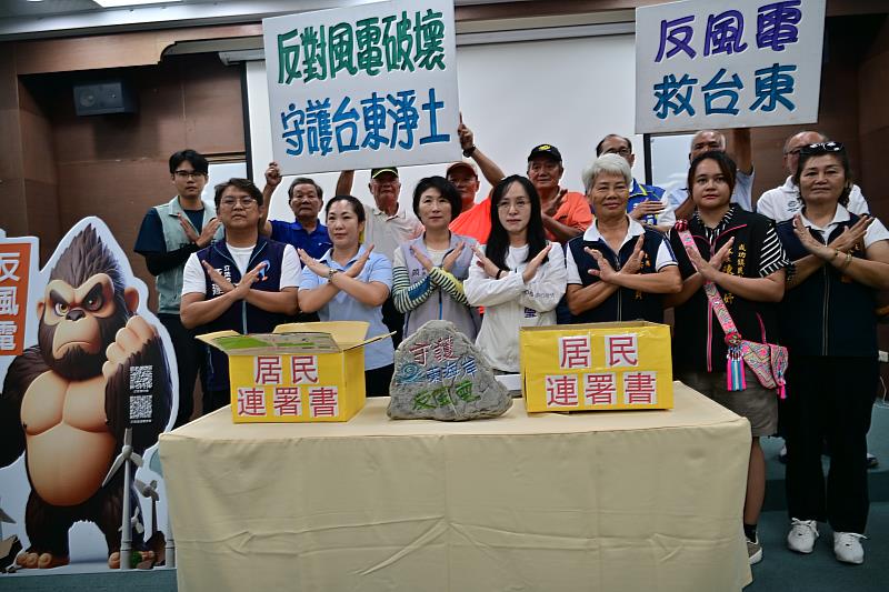 東海岸反風電自救會聯盟遞交連署書 饒慶鈴親自接見 重申不支持未經共識之陸域風力開發案
