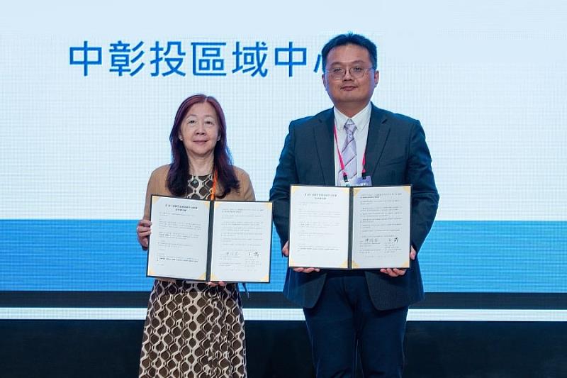 逢甲大學校長王葳（左）與AIA台灣人工智慧學校執行長陳伶志（右）正式簽署合作備忘錄，共同推動AI人才認證計畫。