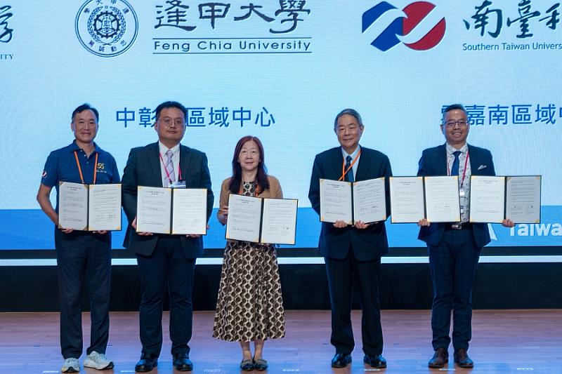 AIA台灣人工智慧學校攜手政治大學、逢甲大學與南臺科技大學成立三大區域中心，全面擴大AI認證計畫的推動能量。