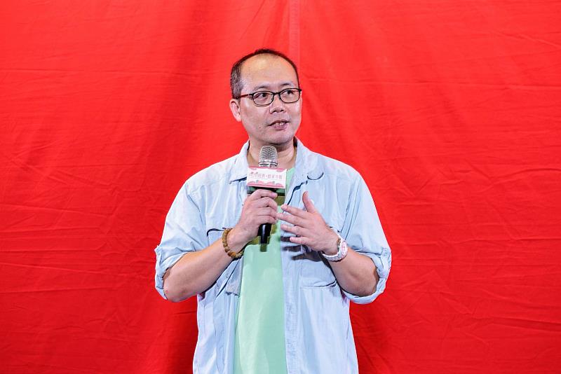 民權歌劇團林金泉團長演出前導聆《寶蓮燈》，為演出拉開序幕。