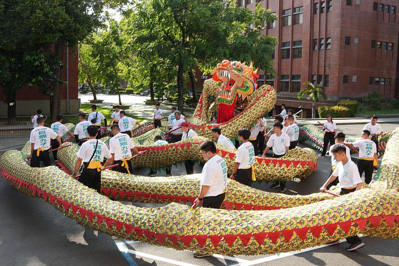 南大巨龍盤身成勢，象徵文化傳承與活力再生，為啟程祈福巡禮揭開序幕