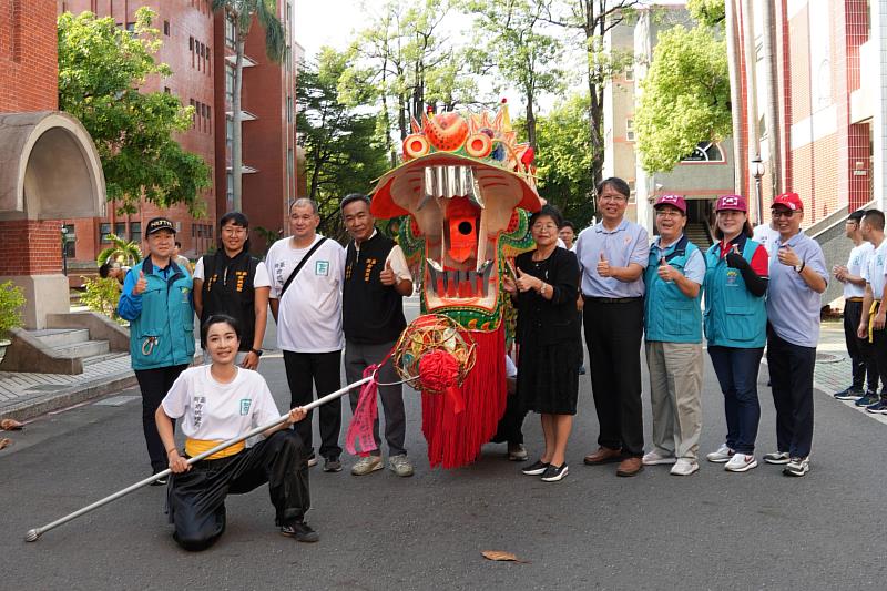 南大校長陳惠萍與府城隍廟主委郭榮哲在校園共同完成結彩儀式