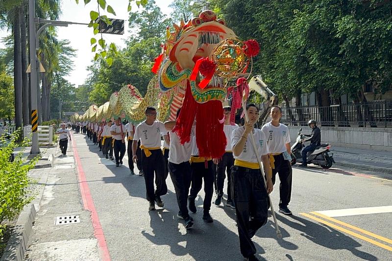 南大民俗隊師生隨巨龍隊伍行進，將祈福能量與文化創意帶入府城街頭