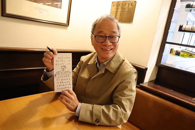 文化部長李遠坐在捷克前總統哈維爾（Václav Havel）經常造訪的餐廳位置時頗有感觸，隨手寫下文字。
