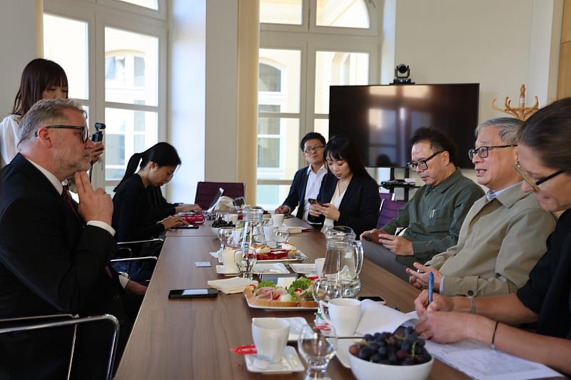 文化部長李遠（右2）參訪捷克國家文學館，與館長史戴力克（Michal Stehlík，左1）就國立層級文學館際合作延續及深化、文學典藏推廣策略及科技應用進行交流。